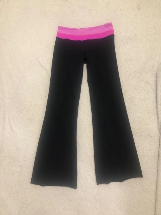 Lululemon Astro Flared Pants with a crossover waistband. Size 6 - Picture 2 of 5